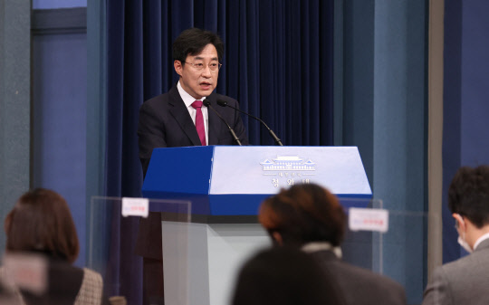 강민석 청와대 대변인. 사진은 지난 4일 청와대 춘추관 대브리핑룸에서 브리핑을 하는 모습. 연합뉴스.